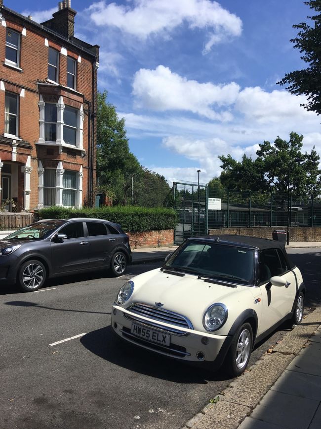 久しぶりのイギリス。<br />ハムステッドヒースにお部屋を借り、ロンドンに住んでいる気分で過ごした滞在でした。<br /><br />昨年帰ってきたときに書いてみたけど、こんなどこにも行かない旅に興味ある人はいないかな～と思って上げなかった旅行記。<br /><br />どこにも行けない今は、こののんびりさも癒やされるかも。<br /><br />ロンドンに住んでいる自分を想像してお楽しみください。<br /><br /><br /><br /><br />