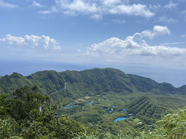 伊豆諸島の一番南側にある青ヶ島。<br />2重カルデラという独特な地形で、世界の旅人たちを魅了している島。<br />アクセスが容易でなく、天気が読めないと島に缶詰めという事態も想定されるため、週末完結で行くにはハードルが高め。<br />去年まではとにかく治安情勢の変わりやすい海外優先の旅スタイルだったから、自分の中での旅先の候補になかなか上がらなかった。<br /><br />COVID-19パンデミックのあおりを受け、赴任先の南アフリカから一時帰国して3か月。そろそろ突撃しようと計画立てるも、梅雨がなかなか明けず、霧でヘリは条件付き飛行が多く、フェリーも運行率が低く上陸が危うい。またCOVID-19感染拡大でそもそも島に上陸してもいいものか…。<br />最終的に青ヶ島村で渡航自粛が出てないことから、感染予防対策はしっかりして島にお邪魔することにした。<br /><br />★宿 かいゆう丸<br />開業したてで建物も部屋も新しくきれい。食事がとても美味しく、宿の人も親切でおすすめの宿。<br />http://www.vill.aogashima.tokyo.jp/tourism/stay.html<br /><br />★ヘリの予約<br />http://tohoair-tal.jp/