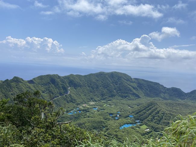 伊豆諸島の一番南側にある青ヶ島。<br />2重カルデラという独特な地形で、世界の旅人たちを魅了している島。<br />アクセスが容易でなく、天気が読めないと島に缶詰めという事態も想定されるため、週末完結で行くにはハードルが高め。<br />去年まではとにかく治安情勢の変わりやすい海外優先の旅スタイルだったから、自分の中での旅先の候補になかなか上がらなかった。<br /><br />COVID-19パンデミックのあおりを受け、赴任先の南アフリカから一時帰国して3か月。そろそろ突撃しようと計画立てるも、梅雨がなかなか明けず、霧でヘリは条件付き飛行が多く、フェリーも運行率が低く上陸が危うい。またCOVID-19感染拡大でそもそも島に上陸してもいいものか…。<br />最終的に青ヶ島村で渡航自粛が出てないことから、感染予防対策はしっかりして島にお邪魔することにした。<br /><br />★宿　かいゆう丸<br />開業したてで建物も部屋も新しくきれい。食事がとても美味しく、宿の人も親切でおすすめの宿。<br />http://www.vill.aogashima.tokyo.jp/tourism/stay.html<br /><br />★ヘリの予約<br />http://tohoair-tal.jp/