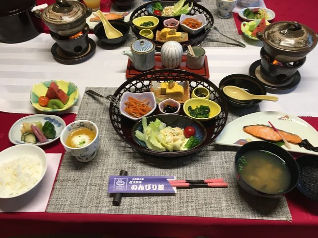 旅の楽しみで一番大きいのは、宿のお食事。<br />毎日、どんなに遅くても仕事から帰ると食事の支度が待っている。<br />仕事が休みの日だって、食事の支度は休みではない。たまの外食や買って帰るお弁当だって、選んだり買ったりするのは自分。<br /><br />だから、<br />旅行の間だけは自分で考えなくても、用意しなくても、宿が出してくれるお食事が私にとっては最高の幸せ。<br />元々、食いしん坊で食に対する期待も大きい。<br /><br />そんな訳で、今回の信夫温泉のんびり館のお食事は宿泊前から口コミなどで期待が高まっていたのだが、その期待を上回る美味しさだった。<br /><br />いいお宿見つけた！<br />夫婦揃って絶賛のお宿だった。<br /><br />今回は信夫温泉のんびり館のお食事編と、チェックアウトして帰るまで、の完結編。<br />