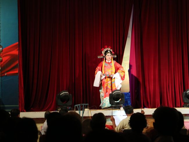 民族伝統文化芸術を保存する活動があるとのこと。<br />その一つに潮州華僑の潮劇が。<br />潮州語はわからないものの好奇心で見学へ。