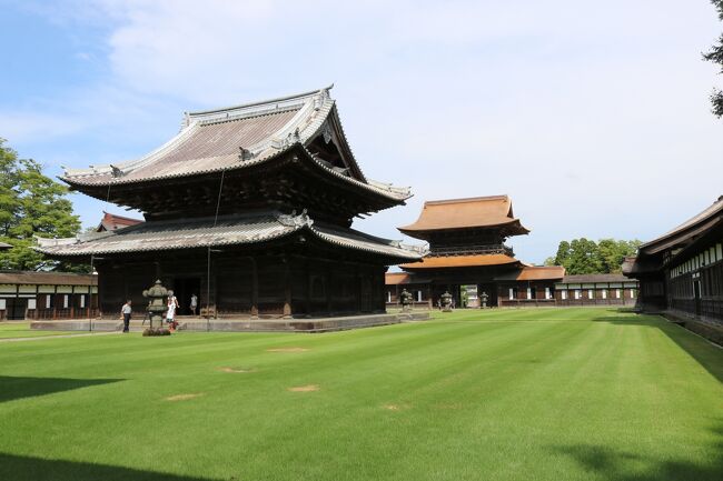 旅の２日目です。<br />初日から立山黒部アルペンルートなんぞ、ラスボス的なメインイベントを過ごしてしまったので少しパンチが弱くなっちゃいますが、これから富山県の高岡へ行ってみます。<br /><br />加賀、能登、越中は前田家の領地で、越中の高岡は二代藩主の利長が治めた土地。<br />菩提寺の国宝瑞龍寺が見たくて寄ってみます♪<br />富山県ってほとんど行ったことが無くて、ほぼ知らないのよね。<br /><br />長野県大町市からまずは北上。<br />日本海へ出ると親不知という、珍しい名前の土地発見。<br />ちょうど道の駅があったので、休憩がてら寄ってみる。<br />さすがは日本海の道の駅でして、海産物がたくさん売ってまして、今日が最終日なら確実に買ってる(笑)<br />桃の産地かどうか怪しいけど、一個80円という激安価格だったので、桃を頂いて行きます( ﾟДﾟ)ｳﾏｰ<br /><br />目的地近くまで、到着するころには、ぼちぼちランチタイム。<br />新湊にて、名物だという白えびを食べてみたい♪<br />Google先生に教えてもらったカモンパーク新湊の白えびかき揚げ丼が旨そうなので早速向かうこととする。<br /><br />かわいいキャラの白エビのシーちゃんに出迎えられた我々は、さっくさく♪のかき揚げ丼を頂く事が出来て大満足♪<br />白えびも思ってたのより、少し大きめでしっかり味わえました。<br />富山湾の恵みありがとう(^з^)<br /><br />その後、やっと高岡に到着。<br />見所は多めの高岡てすが、瑞龍寺と高岡大仏は見ておきたい♪<br />特に瑞龍寺は国宝ともあって、期待に胸弾む(*･ω･)<br />曹洞宗高岡山瑞龍寺は加賀藩二代藩主前田利長公の菩提を弔うため三代藩主利常公によって建立された寺だそうす。<br />利長公は高岡に築城し、この地で亡くなったので前田家といえば金沢のイメージですが、越中高岡もお膝元だったのですね。<br />その後、加賀百二十万石を譲られた義弟利常は、深くその恩を感じ、当時の名工山上善右衛門嘉広に命じて、七堂伽藍を完備し、広山恕陽禅師をもって開山された、とある。<br />見所は、山門、仏殿、伽藍でありまして、これは全て国宝とのこと。<br />どれも素晴らしい造りでしたが、特に山門から仏殿まで敷き詰められた緑の芝生が美しくて、やっぱり感動♪♪<br />そんじょそこらのお寺さんではありませんでしたね(^o^;)<br /><br />あとは高岡大仏。<br />奈良や鎌倉と並び、三大大仏とされ、高岡の象徴ともいえる存在感。<br />少し微笑んで見えるお優しい大仏さまでした。<br />13世紀頃、源義勝が承久の乱を避けて仏道に入り、越中射水の里で二上山麓（高岡市の北西約７Kmにある二上山）において大願をおこし、仏師を京都から招いて高さ約５mの木造大仏を造立し、その腹中に護持の金銅仏（御丈け8寸）を納めて大仏殿を創建したのが高岡大仏の起源であると伝えられている。<br />1609年 高岡の開祖である加賀藩２代藩主前田利長公が、「高岡城」築城の折に大仏を現在地（高岡市大手町）に移し崇めたが、約150年の時を経て荒廃する御姿を憂いた「坂下町極楽寺」の第15世等誉上人が、1745年9月に、3丈2尺（9.7メートル）の金色木造大仏を再建し、大いに大仏尊崇を説いた。<br />現在三代目だとのこと。<br /><br />前田様のご城下であることを見せつけられた気がしちゃう高岡。<br />立山の山と、富山湾の海、とっても良いところでしたね♪