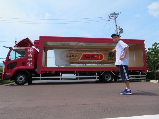 今回は、２回目の土用の丑の日という事もあり、静岡県民限定のGotoキャンペーンを利用してうなぎを食べに行ってきました。<br />まず最初は、浜名湖畔とほど近い３つの寺院を訪問しました。正福寺、林光寺、そして安寧寺です。徳川家康にゆかりのある、安寧寺では、住職にその由来と歴史を説明して頂きました。<br />そして浜松と言えばうなぎパイです。その工場「うなぎパイファクトリー」を見学しました。<br />その後は、浜松のモノづくりの代表格でもある自動車メーカーのスズキ歴史館を見学しました。歴史館では、コロナ対策の為に３D映像をリアルに楽しめるコーナーは、中止となっていました。見学者には、ハスラーのチョロQをもらう事ができました。<br />ランチは、浜松市内のファミリーレストラン、デニーズで頂きました。<br />午後は、増楽寺、瑞生寺を見学して伊場遺跡を散策して加茂真淵生誕の地を訪れ、縣居神社と賀茂神社に参拝をしました。<br />そしてホテルに向かいました。<br />今回、宿泊するホテルは、浜松グランドホテルです。今回は、１泊２食付きで静岡県民限定のGotoキャンペーンを利用しているのでおひとり様７０００円(税サービス料込）でした。<br />夕食は、ホテル併設の割烹食事処のいなんばにてうな重を生ビールと一緒に頂きました。絶品でした。<br />朝食は、ホテル１２階の展望レストランでカフェテリア形式の朝食でした。食べ放題でお腹も大満足でした。<br />ホテルをチェックアウトの後は、杏林堂でショッピングをして帰路に着きました。<br />