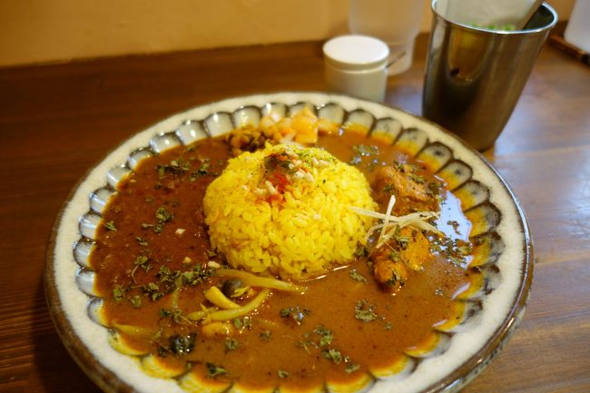 そろそろ弱り気味…外食続きで、お腹が酷使に抗議してるんと、酒の呑み過ぎ?で、お腹達が徒党組んで抗議してるのかも。<br /><br />こんな時は、スパイスなカレーでお腹に刺激を。数日前に見かけた、七条河原町のお店なんてどうでしょう?