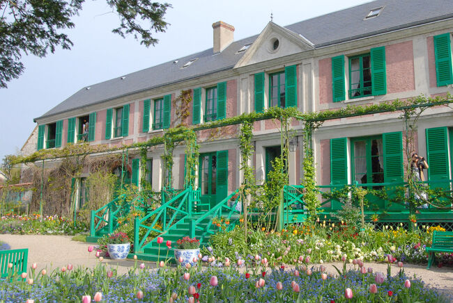 パリ3日目は「ちょうど春の花が満開なのでは！」と楽しみにしていたジヴェルニーへ。<br />期待通りジヴェルニーも花盛り♪　モネの庭も春爛漫でした！