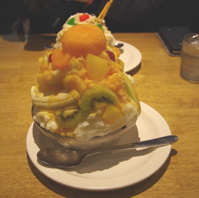 2018年11月に鹿児島に行ってきました。<br /><br />ここでは、前回からの続き(→ https://4travel.jp/travelogue/11637900 )、指宿のたまて箱で鹿児島中央駅に着いてからの旅行記になります。<br /><br />駅から歩いて数分の所にある「黒かつ亭」でとんかつをランチ。柔らかくておいしいとんかつでした。東京駅にも支店があるとのことで、その後何回かリピートしています。<br />その後市電に乗り、繁華街天文館へ。デザートということで「むじゃき」の白熊を頂き、さらにバスで城山展望所へ向かいました。<br /><br /><br />指宿(10:56)→指宿のたまて箱2号→鹿児島中央(11:48)<br />~黒かつ亭でランチ<br />鹿児島中央駅前電停→市電→天文館通電停<br />~むじゃき~<br />天文館→カゴシマシティビュー→城山<br />~城山展望所<br />城山→カゴシマシティビュー→薩摩義士碑前<br />~西郷銅像~ドルフィンポート<br />ドルフィンポート前→カゴシマシティビュー→鹿児島中央駅<br />~観覧車<br />鹿児島中央駅→バス→鹿児島空港<br />鹿児島空港(19:30)→ANA630→羽田空港(21:15→21:01)<br />