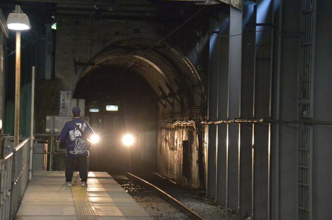 奥羽線の秘境、峠駅から滑川温泉と姥湯温泉に連泊してきました。<br /><br />これは https://4travel.jp/travelogue/11637595 の続編です。<br />(こちらでは姥湯温泉主体です)<br /><br />峠の力餅が好きで、東北旅行の帰りは米沢~福島間は必ず普通列車に乗り、峠駅で立ち売りから購入していました。<br />今時ホームで立ち売りが残っていること自体、驚異的です。<br />日本で常時立ち売りのあるは峠駅のほか、九州の人吉駅だけのようです。<br /><br />この駅の平均乗降人員は1日10名。沿線住民も殆ど居ないこの地で、峠駅の乗降者はどこへ行くんだろう?<br /><br />ここから数キロのところに滑川温泉、姥湯温泉の2つの秘湯があることがわかったので行ってきました。力餅の「峠の茶屋(最上屋)」にも寄ってみました。<br />新しい世界の発見の旅でした。<br /><br />温泉客のほか峠駅では夏季には登山者も多数乗降するようです。<br /><br />写真:峠駅で客待ちする峠の力餅の売り子さん<br />