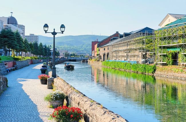 テレビで北海道の初夏の絶景を見て決めた今回の3泊4日の北海道旅。まずトマムと富良野を訪れることを決め、あと1日、どこに行こうかと頭を巡らせ、大自然以外の北海道の魅力にも触れたいと思い、レトロな街並みと運河の景色が魅力の小樽を訪れることに！<br />4トラベルでもノスタルジックな港町である小樽の素敵な景色をたくさん見ていて、いつか訪れたいと思っていたのでした。<br /><br />トマム、富良野、小樽をめぐるのに、JR北海道の時刻表とにらめっこし...<br /><br />1日目、伊丹空港ー新千歳空港ートマムー星野リゾートトマムへ<br />2日目、トマムー札幌ー小樽ー札幌<br />3日目、札幌ー富良野《富良野周遊バス》新富良野プリンスホテルへ<br />4日目、富良野ー札幌ー新千歳空港ー伊丹空港<br /><br />という旅程に決めました。<br /><br />初日、トマムを楽しみ、旅行2日目、午前中にトマムを出て札幌へ。札幌では宿泊するホテルに荷物を預け、小樽に向かったのでした。<br />