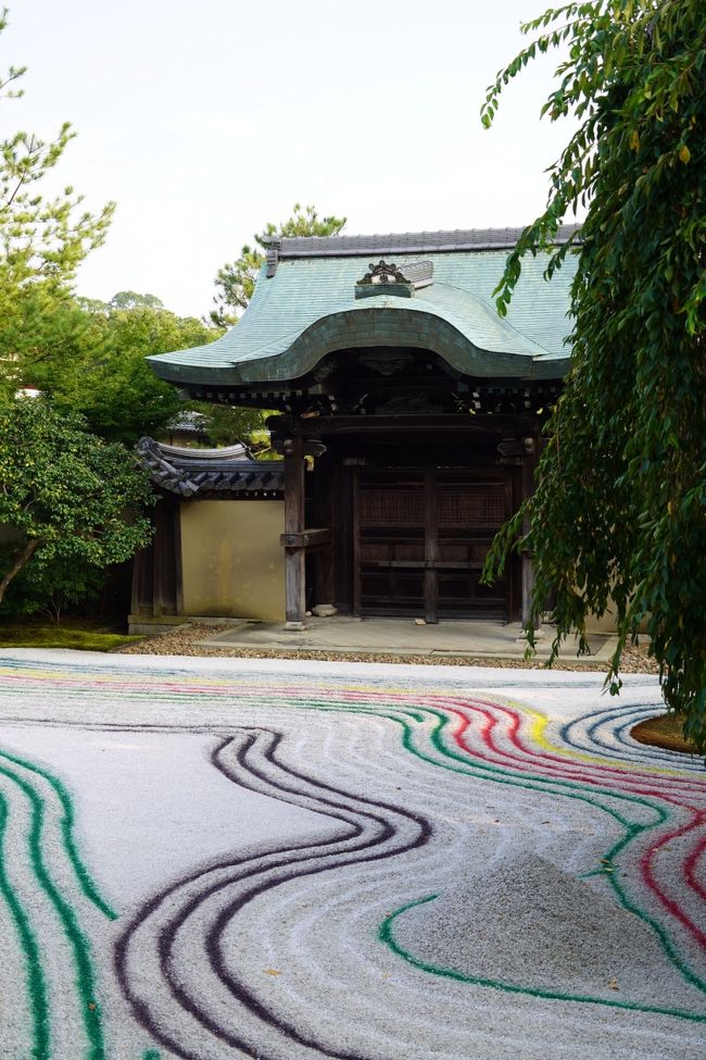 晩に祇園で友人と待ち合わせ。それまで、高台寺行ってくるかなぁ?夜まで拝観延長してはりますし、夕暮れ時の風情も良いかもと…<br /><br />考えりゃ分りそうなもんですが、方角的に西日たっぷりですねぇ。風情はともかく、涼しい夕方とはいかんですね。