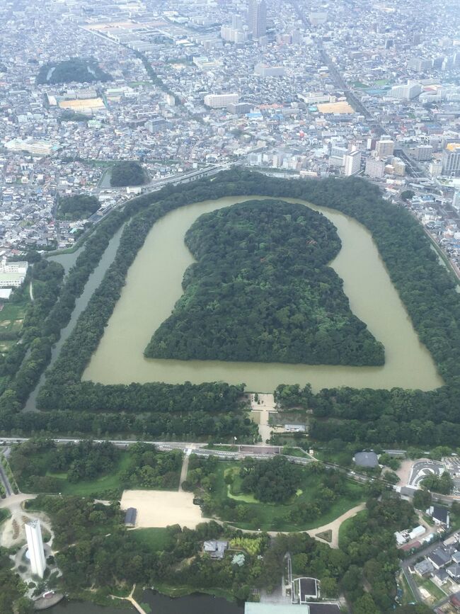 久しぶりに夫と旅行に行ってきました。本当はマレーシアに行く予定だったのですが、コロナのために国内旅行に変更。古墳好きで、行ったことのない奈良を回るコースにしました。国内ならフリーで回っても良かったのですが、夫がガイドさんの説明を聞きながら回りたいとのことで、ツアーにしました。<br /><br />8/3(月)9:00東京発のぞみ213 11:30新大阪着 1:00現地集合後ツアー開始 14:15 古墳群遊覧飛行 15:30 八尾空港出発 16:20 橿原今井町 17:50 ザ・橿原着 <br />8/4(火)橿原神宮 神武天皇稜 藤原宮 大神神社 石舞台古墳 キトラ古墳四神館 飛鳥寺 <br />8/5(水)薬師寺 唐招提寺 東大寺 旧大乗院庭園<br />8/6(木)飛火野での鹿寄せ 鹿苑 春日大社 15:25 関西空港発ANA992 16:30 羽田着