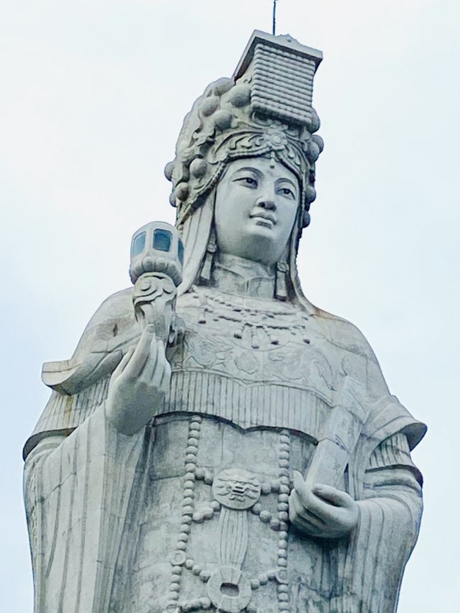 2020年3月に澎湖に行って以来、台湾本島以外にも強い興味を抱くようになった。今夏は海外旅行はもちろん、一時帰国もできないから、友人を誘って、中国大陸から至近の距離に位置する馬祖へ行ってきた。澎湖同様、予想以上におもしろいところだった。<br /><br />1日目:<br />金板境天后宮、鐵堡、北海坑道、大漢據點、印地安人頭岩、勝天公園、媽祖巨神像、馬祖境天后宮