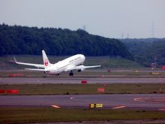 １８．初夏の札幌パークホテル2泊　新千歳空港 JALサクララウンジ　ラウンジから飛び交う飛行機の写真を写します