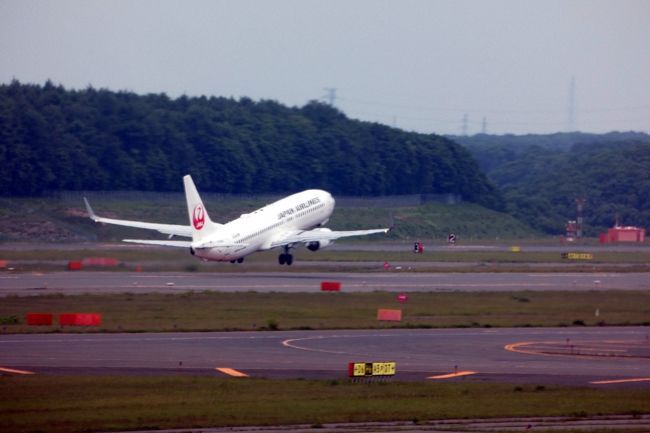 新千歳空港の制限区域に入るとJALサクララウンジに向かいます。<br /><br />新しくなったJALサクララウンジは、昨年利用したダイヤモンド・プレミアラウンジ同様滑走路に面していて、行き交う飛行機が眺められます。<br /><br />