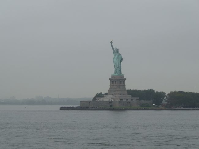 JALのマイレージが貯まった事と期限切れになるマイレージもあるので何処かへ旅行と計画しました。二人でビジネスクラスを利用出来るほどのマイレージでしたが、いざ調べて見るとビジネスクラスはずーっと、ずーっと先までキャンセル待ちとなってました。この状況は4traを通じてある程度理解していましたが、マイレージの利用の難しい事とマイレージを利用しての海外旅行の困難さを考えれば、マイレージの存在さえ疎ましいとさえ感じました。一月に九月の席が予約出来ないとは、皆様も旅行の計画を早くから進めておられという事ですね。兎も角、ビジネスクラスは諦めて予約可能なプレミアムエコノミーで我慢する事にしました。大阪伊丹から成田経由で、先ずはボストンへ。ボストンからバッファロー空港、ワシントン、ニューヨークと回る事にしました。そしてニューヨークから帰国という旅程を組みました。しかしながら、初日に伊丹から成田空港への便がキャンセルとなりアタフタした旅の始まりとなりました。<br />ワシントンの観光