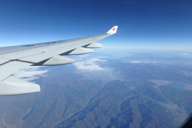 タイへの弾丸旅....<br /><br />インターネットでいろいろ検索して「行ったつもり海外旅」をしていたら、あまりの航空券の安さに釣られてタイはバンコク行きの航空券を購入してしまった。その格安航空券の運航会社は中国国際航空、それも北京経由便だ。<br /><br />購入後いろいろと調べたが「北京空港での乗換が鬼門」から始まり、「搭乗前からそこは中国」、「機内食が不味くて食えない」というネガティブな情報ばかり。安さに釣られて買ってしまった航空券、そして旅へ出かけるのだが不安だらけの旅になりそうな予感が....<br /><br />往路<br /> 羽田~北京<br /> 北京~スワンナプーム<br />復路<br /> スワンナプーム~北京<br /> 北京~羽田<br /><br />計4レグ分の搭乗記+アルファをこちらに記していきたい。<br /><br />まずは不安だらけの1レグ目の羽田~北京