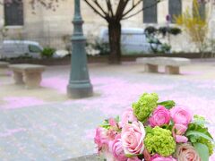 Paris * サン・ジェルマン・デ・プレ教会～花束とパリの街