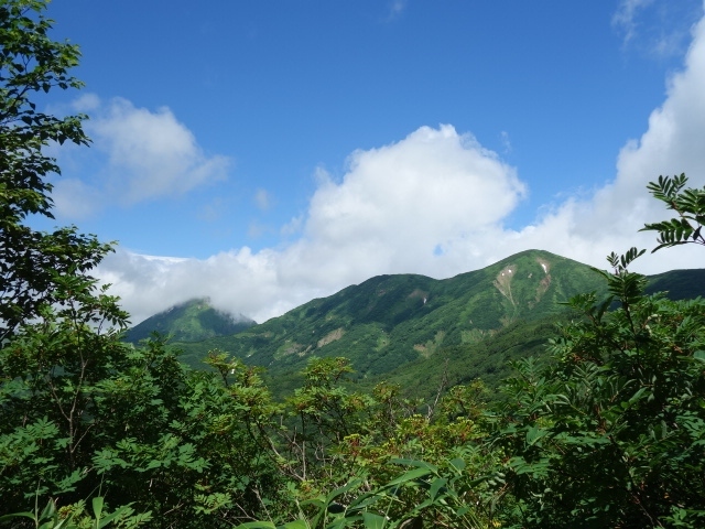 大変でした。我々にとっては、体力的、精神的に、日帰りギリギリのピストンルートでした。でも、無事に登って下りてくることが出来、よかったです。私の持っている昭文社ガイドブックには山小屋泊で翌日妙高山の1泊2日で紹介されてます。山で出会った方は、たいてい高谷池ヒュッテ1泊の方が多かったです。<br />７月３１日の天気予報は晴れとのことだったので、ここにやってきましたのに、朝方まで雨。止んだのは5時半。そこからしばらくして、今日登ることを決心。なので、出発出遅れました。果たして日没までに帰り着けるか。頂上には、12時、遅くても13時にはたどり着けるか。すごく心配でした。今回はなんとかなりました。ラッキーでした。感謝です。<br />道中では、女性クライマーに多く出会いました。ソロの方、3人組さん、ソロの方。みなさん、こんな大変なルートにチャレンジされてること、目を見張ります。<br />さて、このルートですが木道が多いことはありがたいのですが、ぬかるみが多かったです。ずぶずぶずぶ。靴のひものところまで深さ5cm、10cmいってしまうところもありました。北海道のトムラウシを思い出しました。それくらい酷かったです。<br />靴はもちろん泥んこ。ズボン、ひざ下まで泥んこになりました。<br /><br />グチを聞いてください。昨年秋口に購入したプロモンテのテントVL26。今回2回目の使用。朝方、テントの中に水たまりができてました。2リットルくらい汲みだしました。なぜテントの中にこんなに水が入ったのかはよく分かりません。水たまりの付近においてあったザックの中の衣類はビチョビチョ。泣きました。このテント、たたんで、袋に入れて、キャンプ場のゴミステーションにほかしに行きました。登山終了後の夕刻、キャンプ場の駐車場で、たまたま男性キャンパーと雑談。この方は、新しいあらいテントで昨晩から今朝にかけて大丈夫だったそうです。なので、テントはあらいテントに買い直すことに決めました。登山にはいろいろお金がかかりますね（泣）。