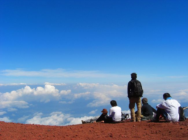 富士登山のツアーに参加しないかと友人からの誘い。<br />以前から富士山には登ってみたいという思いもあった事から、参加したのですが・・・。<br />結局その友人とは都合が合わず、それぞれ別の日程で参加する事に(笑)<br /><br />富士スバルライン五合目から吉田ルート利用での登頂記録です。