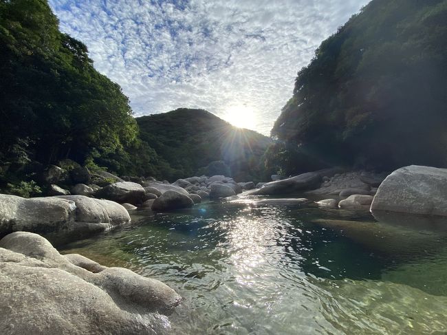 いつもならば海外旅行に行っているところですがどこも入国出来なさそうなので国内まだ行っていないところへ。<br /><br />トレッキングで白谷雲水峡と縄文杉を1日で制覇してみようという計画以外は特に無し。ちなみに普段運動はしていないので体力に心配ありあり。<br /><br />大阪⇆鹿児島　(飛行機 往復16550円)<br />鹿児島⇆屋久島　(フェリー屋久島2 往復9900円)<br /><br />今回は三連休に2.5日仕事の休みをくっつけました。<br /><br />◉屋久島一周(8/9)<br />◉大阪に帰る(8/10)