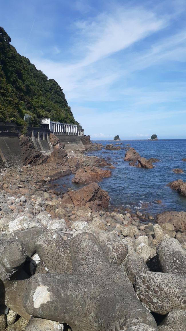 ご覧戴きましてありがとうございます。<br /> 2020年8月8日から2020年8月10日までの3日間、「四国満喫きっぷスペシャル」を利用して岡山駅前を起点に四国四県内を散策してきました。<br /> 6部構成での公開を予定していて、そのうちパート1では1日目の行程の全て、具体的には①特急しおかぜ等を利用して愛媛県の松山まで移動した時の様子、②道後温泉ならびに道後公園を散策した時の様子等を、パート2では2日目の行程の一部、具体的には①アンパンマン列車仕様の特急しおかぜで松山から香川県の丸亀まで移動した時の様子、②丸亀港付近を散策しつつ、丸亀市内でランチを頂いた時の様子等をご覧戴きました。<br /> 今回のパート3では2日目の行程のうち残りの全て、具体的には①丸亀から高知まで新型のアンパンマン列車で移動した時の様子、②高知県内西部に位置する中土佐町に向かい小鎌田の浜と久礼漁港に立ち寄り海の景色を眺めた時の様子等を紹介させて頂きます。