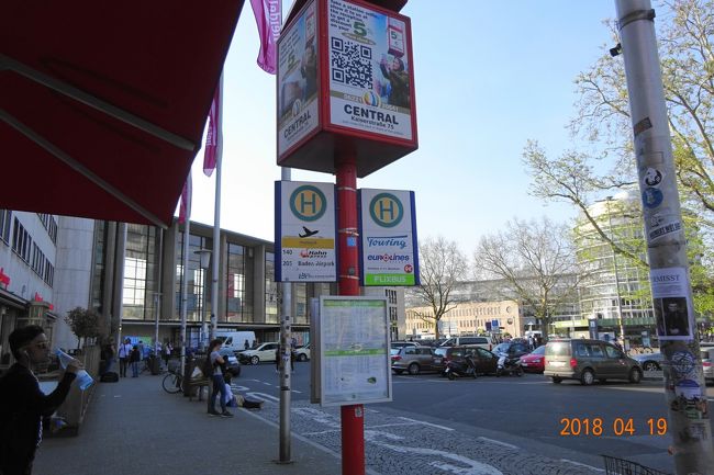 フリックスバスで、ハイデルベルク中央駅からフランクフルトに戻った。<br />ハイデルベルク18:35分発のバスだった。<br />でも、バスは25分ほど遅れてバス停に到着した。<br />ハイデルベルグが始発ではないので、道路が混雑していると遅れる。<br />よくあるようだ。<br />バス停には、同じバスに乗る予定の方が複数いたので、何となく安心できた。<br />アプリでバスの現在地を確認している方もいた。