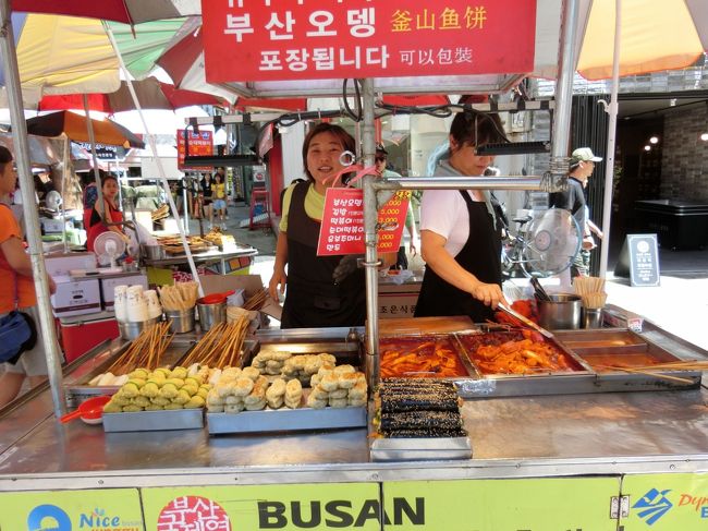 ７日目<br />このクルーズで、唯一の海外、韓国釜山に寄港します。<br /><br />二十数年前、初めてのクルーズで来た時以来です。<br />なので、殆ど覚えていないのですが‥‥<br />海鮮市場　チャガルチ市場でタコのぶつ切りをゴマ油で頂いたことは、<br />覚えています。<br />それと、味付けではなく普通の海苔を買って帰りました。<br />とても美味しかったのを覚えています。<br /><br />今回は是非、その味付けではない普通のすし海苔を買って帰りたいと思っています。<br />ランチはどこにしようかと、フラフラ歩いていると‥‥<br />声をかけられました。<br />はい、呼び込みさんにです。<br /><br />釜山を楽しんで、船に戻り、まもなく出港。<br />明日は、終日航海で、<br />明後日は、お祭り３ヶ所目の高地　よさこい　です。<br /><br />と思っていたら‥‥　出港間際になって、<br />キャプテンからのアナウンスが。<br /><br />耳をすまして‥‥ムムム‥‥なになに‥‥えーーーっ　　(◎o◎)　<br /><br />高知のよさこいが‥怪しい‥ようです　 （＞.＜）<br /><br /><br /><br /><br /><br /><br /><br />