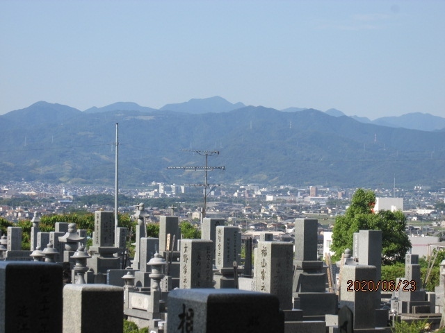 浄瑠璃寺駐車場はせいぜい１０台程度が駐車できるこじんまりしたものだが、そこの出入り口に次の霊場迄の遍路道の案内が出ている。そこには次の八坂寺までの距離は０．７キロ、直線道が記されていた。浄瑠璃寺での参拝を終え、庫裏で納経印を貰う際に、お内儀に「次のお寺迄は７００ｍ、歩いて往復したいので、車を置いていっても構いませんか？」と聞いたら、「この暑い中、７００ｍと言っても歩くのは大変です。車があるなら、車で行った方がらくですよ。向こうには大きな駐車場がありますから。」とのことで、歩くのは止めて、車で行くことにした。処が、再びナビの設定を間違えて、高速道使用が標準セッテイングになっているのに気が付かず、又々ぐるっと大回りして、高速道入り口近くまでやってきて、漸くセット間違いに気が付いた。車が八坂寺とは反対方向に、どんどん遠ざかって行く時点で、オカシイと気づくべきだったのだが・・。<br /><br />結局ナビに頼らず、スマホのグーグルマップで場所を確認し、グーグルを見ながら行くことにし、歩いたら５－６分で行けた距離が、２０分以上もかかってしまった。確かに浄瑠璃寺の奥さんが言っていたように、ここ八坂寺の駐車場は広々したもので、一度に数百台が駐車可能な広さだ。前方には先刻トンネルを通り抜けてきた三坂の山並みが見える。案外山が近いが、このお寺の名前、八坂は八つの坂から由来しているようだ。京都の八坂神社は坂とは関係なく、弥栄から由来してものだが、こちらの寺は正真正銘の坂道で、嘗ては八つの坂を寺領に持つ位大きな広大なお寺だったようである。この広大な駐車場も、その当時の名残を残しているものか・・。<br /><br />駐車場からは横の脇入口から本堂の前に出られ、そのまま参詣できる。この寺も歴史は古く、弘法大師がこの寺にやってきた１００年程前に、山岳信仰の祖、役行者が開山したと伝えられていて、それは自分が良く登る東京の高尾山薬王院や、吉野の金峯山寺と同じだ。行基や役行者は弘法大師以前に活躍した聖僧聖者で国内各地に今に残る数々の寺や記憶遺産を残している。この寺のご本尊は阿弥陀如来。当時、藤原道長を初めとして多くの国民に帰依された仏で、これも又平安中期の有名な僧侶、恵心僧都源信作と言われる。彼の作品には国宝の絵画、重文の仏像など多数あるが、この寺の阿弥陀像は未だ指定されていない。実は自分の生まれ歳は戌年で、守護神は阿弥陀如来。唱える真言にもより熱が入った。