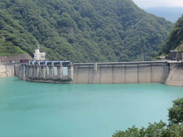 日光市の福島県会津に近い「旧栗山村」に行きました、国道121号線沿いの鬼怒川温泉・川治温泉を通って野岩鉄道湯西川温泉駅がある「道の駅湯西川湯の郷湯西川観光センター」で休憩をしました、休憩後は宿泊で利用した湯西川温泉の本家伴久へ。<br /><br />翌日は本家伴久近くを少し歩いてから県道249号線・黒部西川線を通って旧栗山村の土呂部集落に、栃木県で一番寒い集落にある滝尾神社境内を歩きました、土呂部集落から県道23号線・川俣温泉川治線沿いにある旧栗山村の中心にある黒部集落と黒部ダムを見ました、見てから県道を移動して「川治ダム」に、川治ダム資料館の見学と散策をしました。