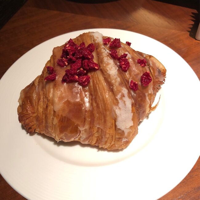 お盆の墓参りのついでに、私の誕生日祝いと観光を兼ねて妻が京都へ2泊3日の旅行を計画してくれました。<br /><br />旅行記その1は、祇園での食事と宿泊したセレスティンホテル京都祇園<br /><br />旅行記その2は、2日目の朝食をいただいた瓢亭<br /><br />旅行記その3は、2日目にドライブを楽しんだ高雄<br /><br />旅行記その4とその5は、2日目に宿泊したリッツカールトン京都<br /><br />これは、旅行記その5　リッツカールトンでの食事編です。