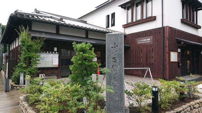 7月下旬の週末、旧東海道沿いに戸塚宿から藤沢宿の間を散策しました。<br />スケジュールは次のとおりです。<br /><br />10:30 戸塚駅<br />10:40 問屋場跡<br />10:45 八坂神社<br />10:53 上方見付跡(ローソン)、第六天神社<br />11:00 大坂<br />11:15 お軽勘平道行碑<br />11:25 一里塚、浅間神社<br />11:30 大運寺<br />11:47 龍長院<br />12:00 諏訪神社の道標<br />12:10 鉄砲宿<br />12:27 一里塚(遊行寺坂)<br />12:30 諏訪神社<br />12:37 ふじさわ宿交流館、遊行寺、遊行寺橋<br />12:45 藤沢宿<br />12:50 問屋場跡<br />13:00 伊勢山橋、上方見付跡<br />13:30 銀座通り<br />寄り道<br />14:10 藤沢駅<br />14:25 休憩<br />15:10 藤沢駅<br />