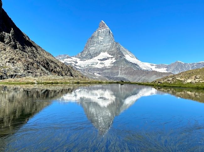 在仏の夫婦の旅行記。<br />本当は日本で過ごす予定が、コロナ禍で日本行き中止。<br />であれば、とスイスをメインに2週間の旅行に出かけてきました!<br /><br />今回は7日目になります。<br />ツェルマットを起点に終日ハイキング。<br />晴天に恵まれた一日でした。<br /><br />①ローザンヌ泊<br />②クールマイヨール(イタリア)泊<br />③クールマイヨール(イタリア)泊<br />④クールマイヨール(イタリア)泊<br />⑤ツェルマット泊<br />⑥ツェルマット泊<br />⑦ツェルマット泊<br />⑧グリンデルワルト泊<br />⑨グリンデルワルト泊<br />⑩グリンデルワルト泊<br />⑪グリンデルワルト泊<br />⑫シャトーデー泊<br />⑬バーゼル泊<br />⑭バーゼル泊