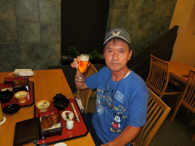 今回は、友人と一緒に静岡県民限定のキャンペーンを利用して浜名湖1周をしてきました。<br />友人とは、浜松駅で待ち合わせをして浜松駅から今回の旅は、スタートしました。<br />まずは、駅の観光案内所でパンフレットと施設の割引券をGETしました。<br />最初に訪れたのは、アクトタワー展望回廊です。しかしコロナ禍で当面の間、休館との事、残念、快晴で最高の眺望が楽しめるはずでしたが、残念、アクトタワーの展望エレベーターで44階まで行って終了でした。涙!<br />その後、駅のマクドナルドでコーヒーブレイクをして浜松市中心部を散策の後、ランチは、五味八珍で浜松餃子を頂きました。<br />午後は、犀が崖資料館に立ち寄りました。そして元城東照宮を参拝をして浜松城公園と浜松城天守台に上りました。<br />暑さの為に早めにホテルにチェックインをしました。<br />お宿は、浜松城公園のすぐ近くのホテルコンコルド浜松です。<br />静岡県民限定のキャンペーンを利用して1泊2食付きのプランです。夕食は、ホテルのレストラン堂満で浜名湖産のうな重の夕食でした。生ビールと一緒に頂きました。<br />翌日は、ホテルのレストランで洋食セットの朝食を頂きました。パンのお代わりがOKなのがうれしかったです。<br />ホテルを後にしてうなぎパイファクトリーに立ち寄りました。そして舘山寺温泉街へ曹洞宗の舘山寺を参拝しました。<br />その後、大草山展望台から浜名湖を一望、360度の大パノラマを楽しみました。<br />そして浜名湖畔の道を通り細江町へ気賀の関所に立ち寄りました。堀川城を車窓見学をして五味半島(プリンス岬)を経由して文化財に登録している西気賀駅でトイレ休憩をしました。<br />天竜浜名湖鉄道のラッピング電車が来ないかな?と待っていると運よく、アニメキャラクターのラッピング電車が来ました!ラッキー!<br />そして奥浜名湖半を走り、瀬戸のつり橋を渡り湖西市に入りました。<br />ちょっと遅めのランチをガストで冷麺を頂きました。<br />その後、新居関所を車窓見学をして浜名バイパスを通り浜松駅に向かいました。<br />駅で友人と別れて帰路に着きました。<br />