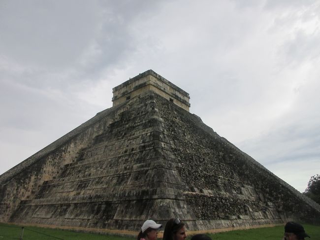 カンクンからの激安ツアーバスでセノーテとチチェン・イッツァ遺跡に行ってきました。食事や入場料も含まれていて、お得でした。チチェン・イッツァはゆっくり観光できました。