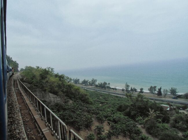 枋寮からはいよいよ南廻線を旧型客車で行く普快車の旅です。台湾の鉄道ではもはや有名所ですよね。2013年当時でもそうでした。<br />台湾の鉄路迷数人と一緒に、非冷房で窓の開くオンボロ客車に乗り込み、台湾海峡から中央山脈を超えて太平洋側へ。天気が微妙に曇っていますが、山と海の景色を楽しみましょう。<br /><br />562冊目　2020/12/08投稿