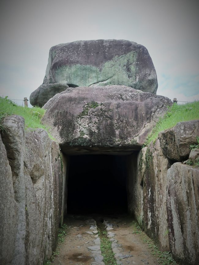石舞台古墳(いしぶたいこふん)は、奈良県明日香村にある古墳時代後期の古墳。国の特別史跡に指定されている。 <br />元は土を盛りあげて作った墳丘で覆われていたが、その土が失われ、巨大な石を用いた横穴式石室が露出している。埋葬者としては蘇我馬子が有力視されている。 <br /><br />墳丘は現在失われているが、下部は方形で、20-50センチメートル大の花崗岩の貼石を約30度の傾斜で積み並べられていた。墳丘の周りに幅5.9-8.4メートルの空堀がめぐり、幅約7.0メートルの外堤が設けられている。外堤を復元すれば一辺約80メートルで、高さは約1.2メートルである。 封土(盛土)の上部が剥がされているため、その墳形は明確ではない。また、一辺51メートルの方形基壇の周囲に貼石された空濠をめぐらし、さらに外提をめぐらした壮大な方形墳であるという。 <br /><br />埋葬施設は両袖式の横穴式石室で、西南方向に開口している。花崗岩で作られた石組みである。玄室は、長さ約7.7メートル、幅約3.5メートル、高さ約4.7メートル、羨道は長さ約11メートル、幅2.5メートルの規模を有する。また、石室内部には排水施設がある。約30の石が積まれ、その総重量は2,300トンに達すると推定されている。石は古墳のかたわらを流れる冬野川の上流約3キロメートル、多武峰のふもとから運ばれた。 <br />1952年(昭和27年)3月29日、国の特別史跡に指定された。 <br />巨石が組み上げられた基本的な外観は江戸時代から変わっていないが、石室と羨道部はかなり崩れていた。現在は修復され、内部が公開されているので玄室内に入ることも可能である。 <br />(フリー百科事典『ウィキペディア(Wikipedia)』より引用)<br /><br />石舞台古墳 については・・<br />https://www.asuka-park.go.jp/area/ishibutai/tumulus/<br />http://yamatoji.nara-kankou.or.jp/03history/04stone/03east_area/ishibutaikofun/<br /><br />明日香村(あすかむら)は、奈良県の中央部付近に位置する村である。中央集権律令国家の誕生の地であることから飛鳥時代の宮殿や史跡が多く発掘されていることで知られ、「日本人の心の故郷」とも紹介される。 <br />日本で唯一全域が古都保存法対象地域の自治体である。また、村全体の世界遺産登録に向けた計画が具体化している。 <br />(フリー百科事典『ウィキペディア(Wikipedia)』より引用)<br /><br />明日香村 については・・<br />https://asukamura.jp/<br />https://asukamura.com/<br /><br />明日香と飛鳥・・アスカの地名としては、飛鳥の字が一般的に定着しており、明日香村は昭和31年高市村、阪合村、飛鳥村の3村が合併して生うまれた村名である<br />地名としては、明日香及び飛鳥は最も頻繁に用いられている。飛鳥は、アスカという場合とトブトリとして明日香の枕詞になっている場合とがある。<br />https://asukamura.jp/kids/yomoyama_yurai.html より引用<br /><br />7月27日(月)<br />大和八木 ==橿原神宮== 飛鳥==今井町 <br /> (明日香村サイクリング 飛鳥駅前)<br />カンデオホテル奈良橿原 (シングル) 0744-21-8700 連泊<br />