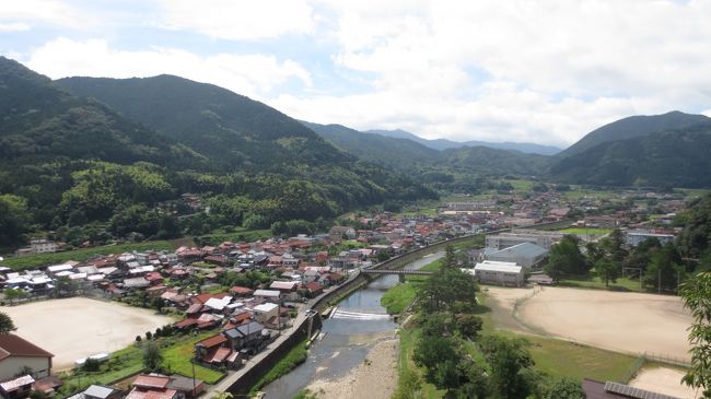 海水浴目的で島根県まで来ましたが、天気予報が急変し、本日の浜田市の天気は雨のち曇り。いずれにせよ海水浴は絶望的なので、山陰の小京都と呼ばれる津和野へ行くことにしました。<br />浜田は朝から雨でしたが、津和野は晴れていました。<br /><br />