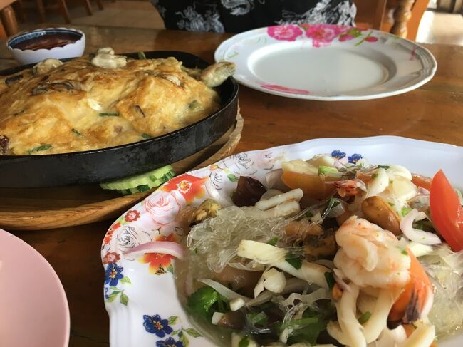 2019年の夏旅はパンガン島。やっぱりのんびり過ごすにはビーチだよね。<br /><br /> パンガン島でののんびり休暇を終え,この日はサムイ島へ戻ります。<br /> サムイ島での目的は2つ。おいしいものを食べることとお土産を買うこと。<br /><br /> 日本へハガキを出そうと思って郵便局に行ったらなんと,休み!<br /> 「なんでよーーーぉ」と思ってタイの方々を見てみたらみなさん,<br /> 水色の服。あぁ~,今日はシリキット王妃の誕生日で祝日だった。<br />