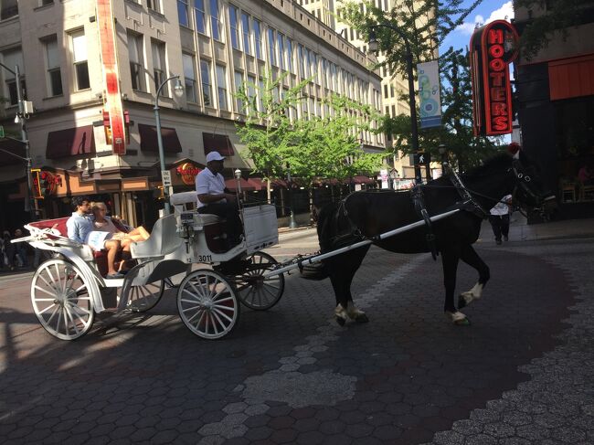 高級ホテルやビジネスビルのエリアの大きな通りのピーチツリー。馬車がとおったりして素敵な雰囲気でした。