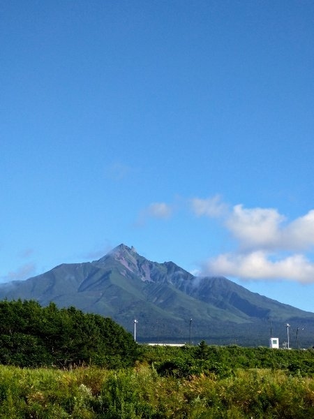 私の娘は大学を卒業し利尻島で就職したのですが、このたび縁あって利尻のかたと結婚することになりました。<br />もう何回も訪れている利尻島ですが、今回は不要不急ではない私事が中心です。<br />ですが、少しだけ観光もしてきましたので旅行記にアップすることにします。<br /><br /><br />