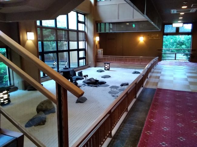 毎年お墓参りに来る函館。<br />今年はいつものホテルではなく、コロナ禍でのバイキングを避けるため、部屋食がメインの旅館を探し春先に予約を入れた。<br />函館では老舗の旅館で初めての宿。約70年前、料亭から始まったそう。 <br /> エントランスから日本庭園が広がり、林檎が実をたわわにつけていた。駐車場も広く、フロントも落ち着いていて清潔感があり、新型コロナ感染対策もまずまず。<br /> 一時間も早く着いたのに、荷物を先に運んでくれて、総勢六人が二部屋に通され、おもむろに運ばれてきた‘お抹茶‘で寛ぐ。<br /> さっそく温泉大浴場へ。庭園を眺めながらゆっくりと湯につかる。<br />夕朝食共、函館の地産地消が盛り込まれた懐石料理が部屋食で楽しめた。<br /> この懐石料理だけでも泊まる価値がある。一品一品どれもこれも満足できる味だった。<br /><br /> 事前に期待していた「どうみん割」は2回電話で申請したが、いづれも枠が一杯という事で利用できず残念。しかし、一人2000円分の函館市内で使えるというクーポンがサービスされお土産代が潤った。<br /> おりしもGoToトラベルキャンペーンの対象となり、旅館で証明書を渡され個人で手続きする。はてさて35%の割引やいかに?<br /> こんなに心から寛げる旅館で割引が適用されたらおまけの満足感あり!