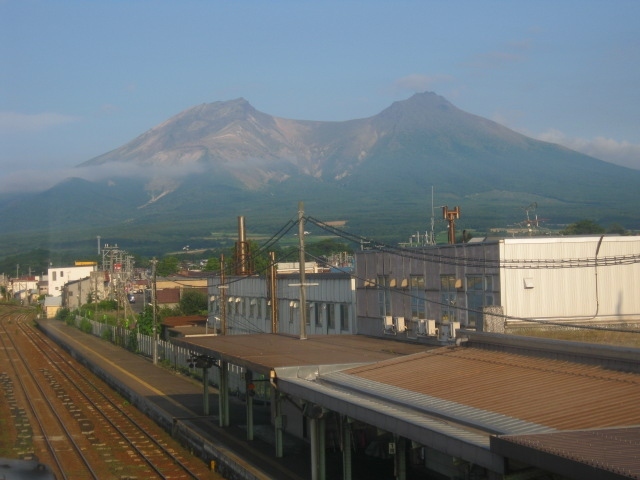 令和になって初めて購入した北海道東日本パスを利用しての旅も中盤戦の四日目となりました。<br /><br />ここまでの三日間はそれぞれ和寒からの日帰り旅でしたが、ここからは本州を目指していよいよ和寒を離れる旅程となりますが、この日に関しては、基本的に函館まで移動するだけ、という、車窓を楽しむ一日となります。<br /><br />最後はローカル鉄道支援の意味も込めて、ちょっとだけ道南いさりび鉄道に乗車し、七重浜駅から津軽海峡フェリーの函館フェリーターミナルに至るまでが本旅行記の流れとなります。<br /><br />（表紙：森駅跨線橋から眺めた駒ヶ岳の雄姿）