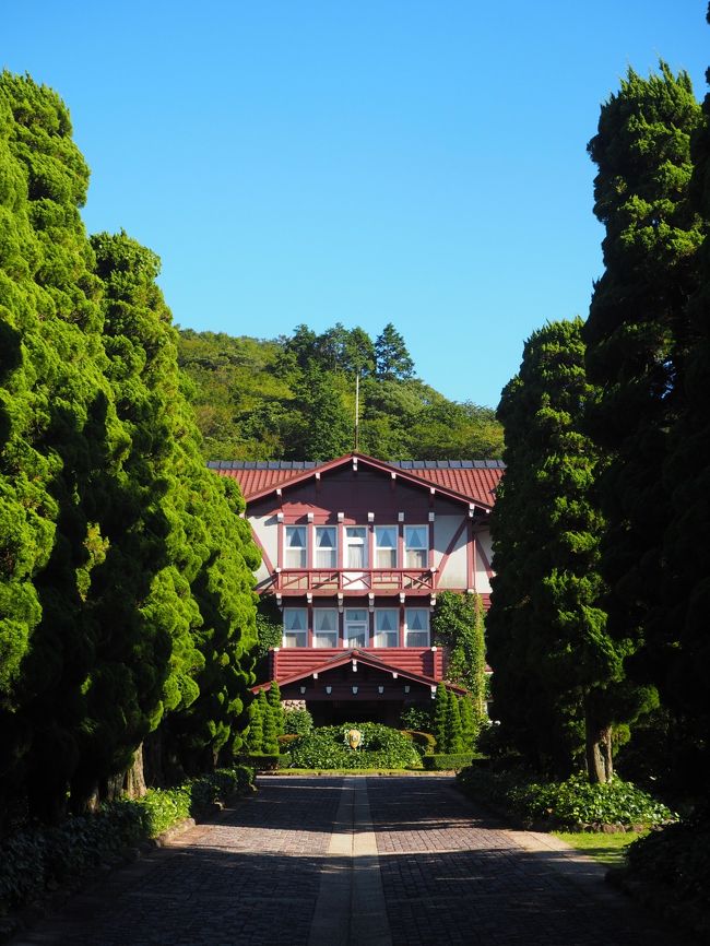 １泊２日で雲仙温泉へ。<br />ここに来た目的は、昭和10年に創業した雲仙観光ホテル。10月10日に開業85周年を迎える。<br />東洋と西洋が融合した雲仙観光ホテル、温泉もあって、なかなか快適なホテルステイだったー。<br /><br />雲仙観光ホテル<br />http://www.unzenkankohotel.com/<br /><br />雲仙観光ホテルは、日本クラシックホテルの会に加盟しているホテルの一つ。<br /><br />日本クラシックホテルの会<br />http://www.jcha.jp/<br /><br />＜日本クラシックホテルの会加盟の９つのホテル＞<br />日光金谷ホテル（創業1873年）<br />富士屋ホテル（創業1878年）<br />万平ホテル（創業1894年）<br />奈良ホテル（創業1909年）<br />東京ステーションホテル（創業1915年）<br />ホテルニューグランド（開業1927年）<br />蒲郡クラシックホテル（開業1934年）<br />雲仙観光ホテル（創業1935年）★<br />川奈ホテル（開業1936年）<br /><br />クラシックホテル熱が再燃して、日本クラシックホテルの会が発行しているクラシックホテルパスポート買っちゃったー。<br />ホテルに宿泊するとスタンプを押してくれて、３年以内に４つのスタンプを集めると好きなホテルのペア食事券、９つのスタンプを集めるとペア宿泊券がもらえるんだって。<br />金谷ホテルと富士屋ホテル、奈良ホテル、ホテルニューグランドに泊まったことがあるけど、スタンプのために１からスタート！！<br /><br />無料シャトルバスの発着に合わせて、JALの特典航空券を予約した。<br />羽田⇔長崎　往復15000マイル<br /><br />＜ホテル予約＞JALイージーホテル<br />【JALプラン】禁煙/スタンダードツイン/夕朝食付き<br />宿泊料金：28,900円(消費税込・サービス料込)<br />小計：42,900円<br />割引：▲14,000円(GoToトラベル)<br />JALマイル：289マイル<br /><br />［１日目］<br />（JAL609）羽田 12:30 ⇒ 長崎 14:15<br />（無料シャトルバス）長崎空港 14:40 ⇒ 雲仙観光ホテル 16:10<br />☆雲仙地獄めぐり<br />★雲仙観光ホテル（泊）<br /><br />［２日目］<br />☆雲仙地獄めぐり<br />☆おしどりの池（人工湖）<br />（無料シャトルバス）雲仙観光ホテル 12:00 ⇒ 長崎空港 13:30<br />（JAL612）長崎 15:05 ⇒ 羽田 17:00<br /><br />＜この旅のガイドブック＞<br />山口由美著「昭和の品格 クラシックホテルの秘密」   