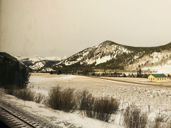 私は乗り物が好きなので、アメリカ大陸横断の鉄道旅は夢でした。<br />2020年1月18日～21日、アムトラックの絶景ルートとして名高い、カリフォルニアゼファー号に乗って、３５時間かけてデンバーからカリフォルニアまで旅をします。<br /><br />途中の景色はいずれも素晴らしく、雪景色を走り抜けるアムトラクにのんびり乗車するのはとても楽しい経験でした。他のルートにも乗ってみたいですね。<br /><br />---------------<br />総集編です。<br /><br />やはりカリフォルニアゼファー号の真髄は、コロラド州のロッキーの山越えですね。<br /><br />ただ、それ以外にも電車でのんびり時間をマイペースに過ごし、車中メシを食べると言うのはとても楽しい経験でした。