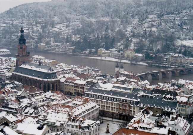 ドイツ2002 正月家族旅行<br />この年は大変寒く気温は-20度近く。ドイツは南に行くほど寒い。<br />フランクフルトからハイデルベルク、ノイシュヴァンシュタイン城、ローデンブルクなどを巡りフランクフルトへ戻ってきました。<br />2001年12月31日成田発、フランクフルト着<br />2002年1月1日フランクフルト、ハイデルベルク、バーデンバーデン<br />2002年1月2日ホーエンツォレルン城、マイナウ島、ボーデン湖畔<br />2002年1月3日ノイシュヴァンシュタイン城、リンダーホーフ城、ミューヘン<br />2002年1月4日ローデンブルク<br />2002年1月5日ビュルツブルク、レジデンツ、マリエンベルク要塞、フランクフルト<br />2002年1月6日ライン川・リュデスハイム、フランクフルト発<br />2002年1月7日成田着<br /><br />正月家族旅行シリーズ<br />2001年フランス モンサンミッショル・サンマロ・オンフール等<br />2002年ドイツ ハイデルベルク・ローデンブルク等<br />2003年イタリア バチカン・アルベルベッロ・ポンペイ等<br />2004年フランス ニース・モナコ・モズ等<br />2005年イギリス コッツウォールズ地方<br />2006年スペイン グラナダ・バルセロナ等<br />2007年オーストリア ウイーン・ザルツブルク等<br />2008年イタリア ミラノ・ヴェローナ・ベネチア・フィレンチェ・ピサ・ローマ・バチカン