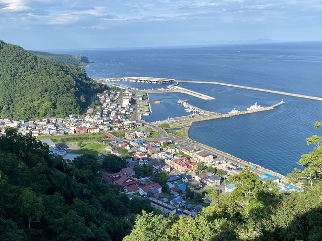 海外旅行に行けない今年は、いつか行ってみたかった「夏の北海道」。北海道へは何度か行ってるけど、真夏に道南以外に行くのは初めて。<br /><br />8月7日　伊丹→千歳　帯広、十勝川温泉泊<br />8月8日　十勝、オンネトー、摩周湖、硫黄山、阿寒湖畔泊<br />8月9日　釧路　釧路泊<br />8月10日　霧多布、厚岸、標津、斜里町泊<br />8月11日　知床　ウトロ泊<br />8月12日　知床、網走　網走泊<br />8月13日　黒岳　大雪山国立公園泊<br />8月14日　旭岳、旭川、美瑛　大雪山公園泊<br />8月15日　美瑛、富良野、登別温泉泊<br />8月16日　登別温泉　千歳→伊丹<br /><br />8月11日、旅の5日目。午前中に知床クルーズで世界遺産を満喫した後、知床横断道路をドライブし、羅臼まで足を延ばした。ウトロとは海が違うから、近いのに海産物が全く異なる。天気も良くて、羅臼からも国後島を望め、満足。本日はウトロのリゾートホテルに宿泊。