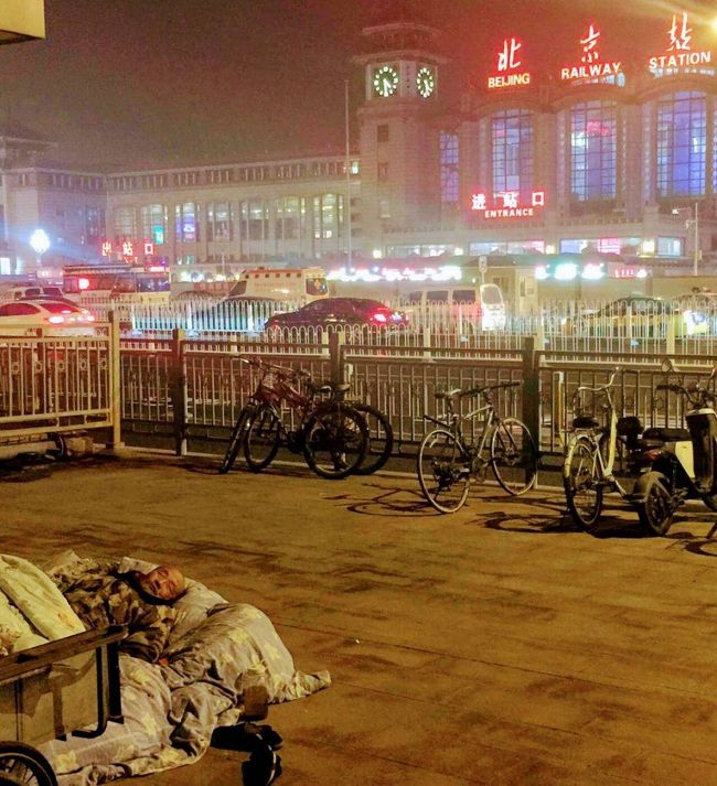 <br />真夜中 の 北京駅 ! <br />お爺ちゃん が <br />おもてで 眠って いる <br /><br />気温が 1 度 も 無いで あろう <br /><br />真夜中 の 北京 駅に <br /><br /><br />お爺ちゃん は <br />ご無事で ありましょうか ~ ? ....... <br /><br />北京は もの凄い 冷え込みで ありますよ <br /><br />現在 <br />2019 年 3 月 1 日 午前 4 時 半 で <br /><br />気温は 0 度 ! <br /><br />ふふふ~<br /><br />狂ってる<br /><br />この お国<br />
