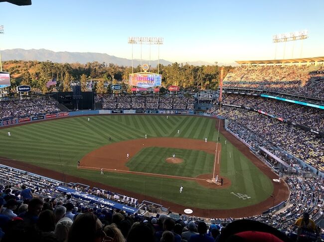 カリフォルニアの海岸沿いを通る国道101号線は、絶景ドライブウェイとしても有名。<br />青い海、シーフード、野球観戦など、ＢＭＷのオープンカーで爽やかに駆け抜ける休日となりました。<br /><br />---------------<br />１日目<br />車をピックアップ。市内のザ・アメリカンなお店でステーキを食べたあとは、ドジャースＶＳサンフランシスコジャイアンツ試合です！