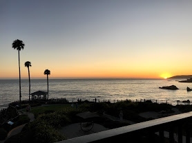 カリフォルニアの海岸沿いを通る国道1号線は、絶景ドライブウェイとしても有名。<br />青い海、シーフード、野球観戦など、BMWのオープンカーで爽やかに駆け抜ける休日となりました。<br /><br />---------------<br />2日目<br />ドライブ日和の快晴!ベンチュラの可愛い町のアメリカンダイナーに寄り、サンタバーバラのシーフードに舌鼓♡<br />Knapp's Castleで絶景を望んだあとは、ビーチサイドのホテルで大はしゃぎ!