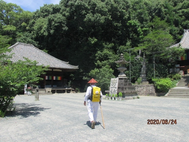 石手寺は松山市内からも近く、道後温泉からは徒歩圏内にあって、巡礼者よりも一般の観光客、参詣客の方が多い。境内には国宝、重文が数多くあって、敷地も広く、松山市内観光のルートにもなっている筈だ。地元の正岡子規は当然としても、イギリス仕立ての夏目漱石も、旧制松山中学の英語教師として、この地に下宿していたので、１度くらいは参詣にやってきたに違いない。この二人の俳句の石碑も境内のどこかにあると思われるが、境内は広すぎて、自分には探すことは出来なかった。<br /><br />大師堂の更に奥まった場所に艶やか中国美人風の絵画が掛けられた御堂があって、なまめかしい感じもするが、ここが重文の訶梨帝母天堂かも知れない。カーリー女、日本に渡来して鬼子母神となっている。しかし、ガイドも案内図もなく、間違っているかも知れない。納経所では初老の叔母さんが次々に差し出される納経本に忙しそうに印と真言を書いていて、とても途中に割り込んで、話しを聞く訳にはいかない。ぶらぶら当てずっぽうに建物を見て、写真を撮るしかないのだ。<br /><br />そうした一般客に混じって、ここにも又白装束の歩き遍路さんがいた。この人は、昨日最後の霊場西林寺で会ったお遍路さんとは別の人だ。長い歩きのせいか、白い装束もやや黄ばんでいる。今日で何日目だろうか。境内を横切るようにして、背後の林の中へ消えて行った。ここから次の太山寺までは山越えの１０数キロの遍路道。後ろ姿には気負いも、疲れも、希望も悲しみもなく、ただ淡々と自分の道を歩いて行く姿しか見えなかった。ここも又行基開基のお寺。白装束の巡礼者と行基菩薩が二重写しに見えてきた。<br /><br />ここは人気のお寺だけあって、浅草の仲見世を小さくしたような仲見世通りがあって、左右合計で左右合計で２０店舗程の店があるが、今はその殆どがシャッターを下ろし、空いているのは僅かに２－３店。その１店、高齢のお爺さんが一人で何か作業をしながら店番をしている。孤軍奮闘、一人頑張っている姿に興味を惹かれ、話しを聞くと、この店で約７０年刷毛を作っているとのこと。仏壇用の毛刷毛と墓石用の束子刷毛。墓石の溝に生えたコケなども上手く取れるとのこと。１本１０００円で、少し割高だが、ここで手作りして販売しているとのことで、１本買うことにした。これで由美子の墓を綺麗にしてやれば、本人も喜ぶかも知れない。<br /><br />名前を聞くと重村さん。確か以前毎日新聞外信部に同名の記者がいたが、重村姓はこの辺りに多い名前か・・。１０歳の頃から丁稚でこの店で働いていたとすれば、もう８０歳以上か・・。何か、空海が入唐の折、寧波の港で干し椎茸を買っていた典座の故事を思い出し、この人は或いはこの寺の典座かも知れない、と思った。話によればコロナのせいもあるかも知れないが、この仲見世はもう何年もこうしたシャッター通りになっていて、開くのは年末年始、例大祭の時位と言う。日本人の間から宗教心はどんどん失われていく感を強くした。門前を流れる石手川の支流に架かる渡らずの石橋を見て、この寺を後にした。<br /><br />