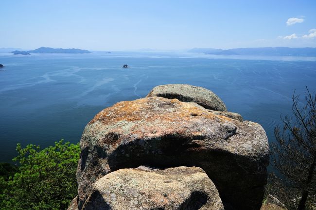 700以上の島々が散らばる瀬戸内海。瀬戸内に面する街で育った自分にとって、瀬戸内は海の原風景。少年時代に眺め、何時かは行きたいと思っていた島々。それから幾年月、橋が通った島、芸術の島、世界遺産の島、時の流れとともに変わりゆく。<br />今回の旅は笠岡諸島の白石島へ。歴史、文化、自然と3拍子そろった魅力的な島です。コロナ禍で日帰りとなり、時間の関係から見残しが多い旅となりました。再訪したい島です。<br /><br />【旅程】<br />○7月17日(金)<br />笠岡港住吉乗り場11:20(三洋汽船)白石島11:56(島内散策)15:55(三洋汽船)笠岡港住吉乗り場16:20<br /><br />【島データ】<br />・白石島(しらいしじま) 岡山県笠岡市<br /> 面積:2.95平方km 周囲:10.0km 標高:169m 人口:450人(2015年)